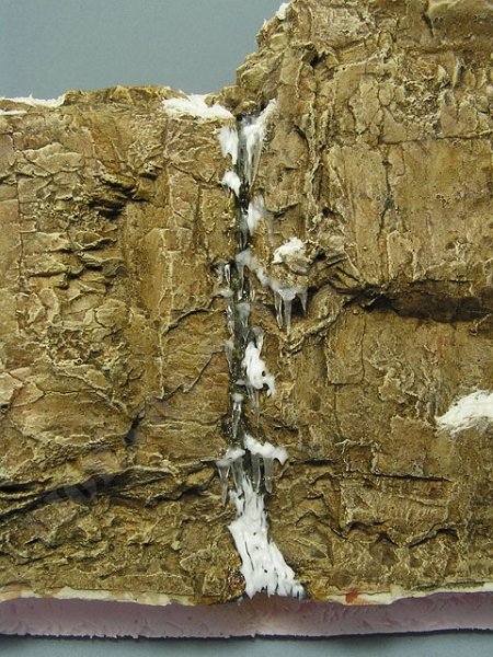 rampouch3.jpg - Nakonec jsou několikrát štědře přelakovány lesklým lakem, lože je potřeno lepidlem Scenic Cement a lehce pipetou nanesen práškový sníh Effetto Neve od Prochimy.